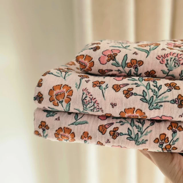 𝗡𝗲𝘄 𝗡𝗲𝘄 𝗡𝗲𝘄De absolute musthave voor je baby! De mousseline stof staat bekend om zijn zachtheid. Gebruik onze swaddles bijvoorbeeld voor het afdrogen van je kleintje, als spuugdoekje tijdens het voeden, als voedingsdoek tijdens het geven van borstvoeding, voor het verschonen van een luiertje, op warme zomerse dagen als luchtig lakentje etc. Echt een multi functionele doek en laten wij ze nou ook nog eens in hele leuke trendy printjes hebben.